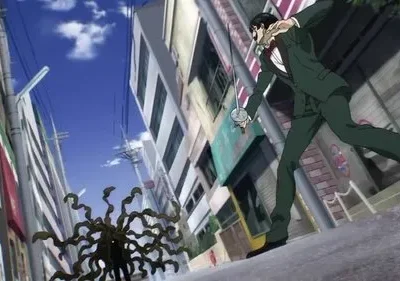 Homem de terno verde com espada ataca criatura escura de tentáculos numa rua estreita da cidade, sob céu azul. Cena de ação.