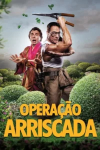 Homem musculoso ergue tesourão de poda enquanto outro se assusta em jardim de arbustos. Clima de comédia e ação.