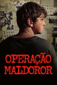 Um jovem de costas e perfil direito,cabelo escuro,observa um mural de investigação com mapas e fotos P&B. Clima tenso e misterioso.
