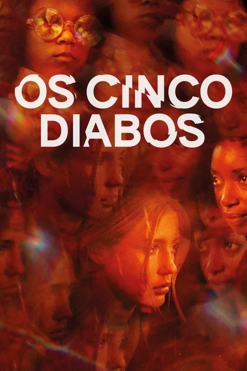 Os Cinco Diabos 1 Pôster com faces sobrepostas em tons quentes de vermelho e laranja. Uma jovem olha fixamente. Detalhes de óculos e refrações. Atmosfera misteriosa e fragmentada.