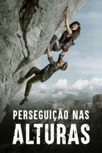 Mulher pendurada na rocha segura a mão de um homem que despenca. Cenário de montanhas ao fundo,com ação e perigo.