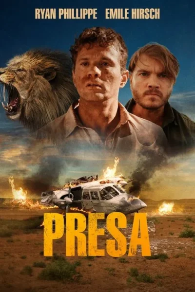 Dois homens sujos, um leão rugindo, e um avião em chamas no deserto. Clima de perigo e sobrevivência intensa.