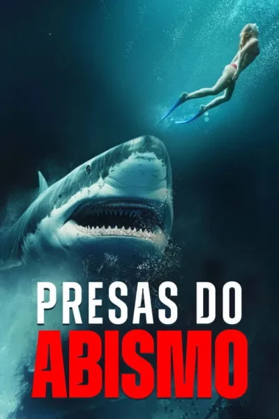 Mulher de biquíni nada em água azul-escura enquanto um grande tubarão branco de boca aberta a espreita por baixo. Clima tenso.