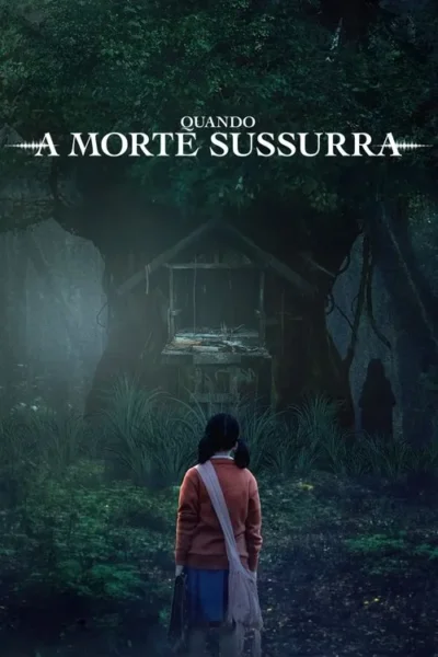 Uma garota olha para um santuário abandonado numa floresta escura e nebulosa. Uma figura fantasmagórica espreita à direita. Clima sombrio.