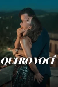 Casal se abraça com paixão à noite. Mulher com cabeça para trás e olhos fechados,mão no pescoço. Fundo noturno com luzes da cidade. Clima íntimo.
