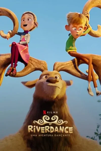 Pôster animado. Garota sorridente e garoto assustado sentam-se nos chifres de um alce gigante, contra um céu azul. Aventura.