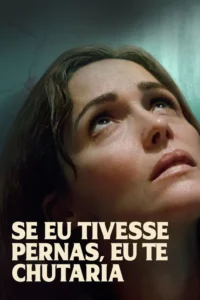 Close de mulher olhando para cima com expressão séria. Fundo de parede com rachaduras em tons de azul e verde. Iluminação dramática,clima tenso.