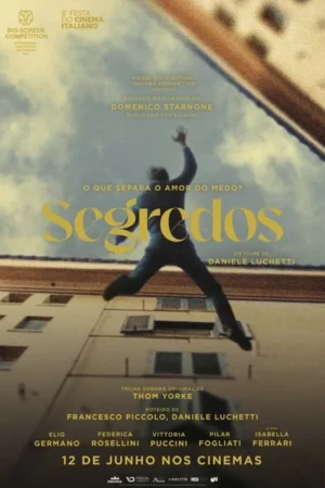 Homem borrado em salto ou queda contra céu nublado e prédios. Cores desbotadas criam atmosfera dramática e introspectiva.