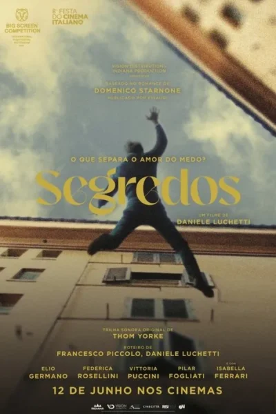 Homem borrado em salto ou queda contra céu nublado e prédios. Cores desbotadas criam atmosfera dramática e introspectiva.