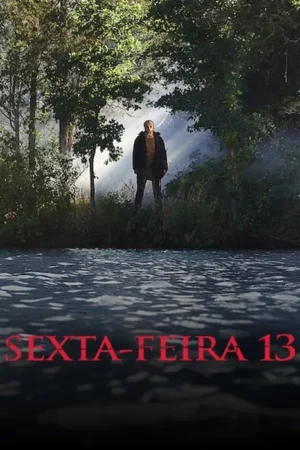 Figura mascarada e sombria em pé na margem de um lago, com floresta densa e neblina ao fundo. Atmosfera sinistra.