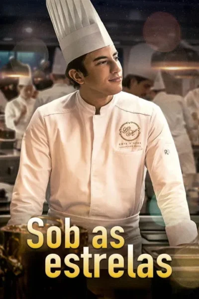 Jovem chef sorridente de dólmã e chapéu alto olha para o lado. Cozinha movimentada com outros chefs e luzes ao fundo.