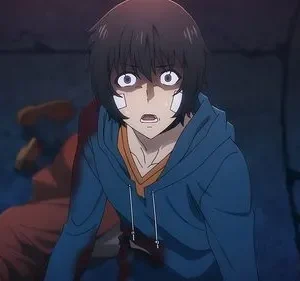 Personagem anime com olhos arregalados, bandagens e sangue na blusa azul, em pânico. Cena sombria com figura caída, transmitindo horror e desespero.