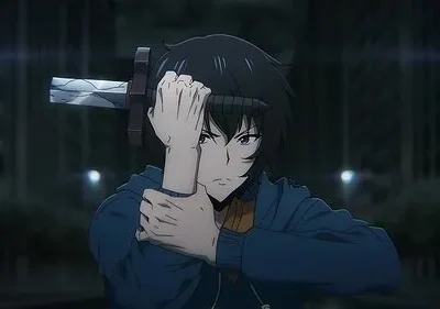 Jovem anime de cabelo escuro e olhar intenso segura espada. Cenário urbano noturno com luzes desfocadas, clima tenso.