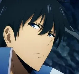 Jovem anime de cabelo preto e olhos azuis, com olhar sério. Veste azul, em fundo escuro e rochoso. Clima misterioso.