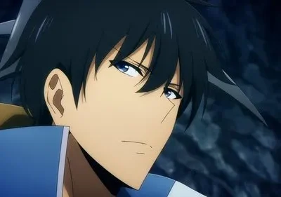 Jovem anime de cabelo preto e olhos azuis, com olhar sério. Veste azul, em fundo escuro e rochoso. Clima misterioso.