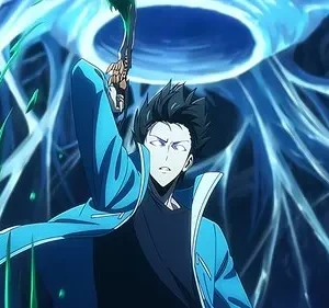 Anime: homem de jaqueta azul e olhos roxos brilhantes ergue uma arma tecnológica escorrendo líquido verde. Fundo de energia azul vibrante e mística.