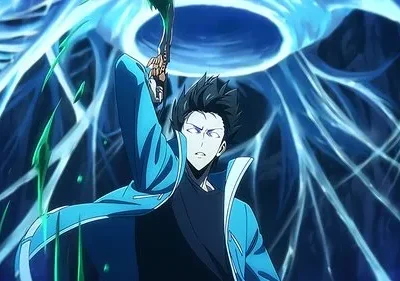 Anime: homem de jaqueta azul e olhos roxos brilhantes ergue uma arma tecnológica escorrendo líquido verde. Fundo de energia azul vibrante e mística.