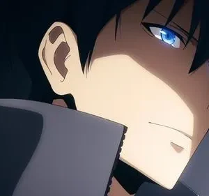 Rosto de anime masculino com cabelo escuro espetado, olhos azuis brilhantes. Metade do rosto iluminada, com expressão séria contra fundo escuro.