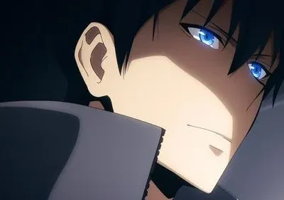 Rosto de anime masculino com cabelo escuro espetado, olhos azuis brilhantes. Metade do rosto iluminada, com expressão séria contra fundo escuro.