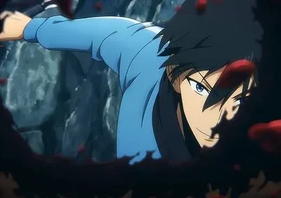 Personagem anime masculino de cabelo preto e camisa azul olha fixamente, com um leve sorriso. Fundo rochoso escuro emoldurado por formas vermelhas, criando um clima tenso.