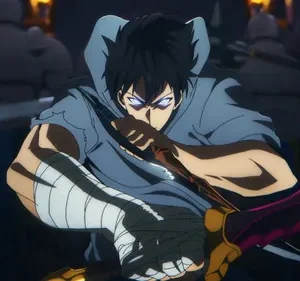 Jovem anime com olhos azuis brilhantes, capa rasgada e braço enfaixado, empunha uma lâmina estilizada. Guerreiros sombrios ao fundo. Ação intensa.