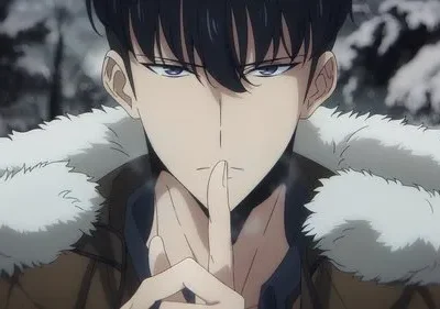 Jovem anime de cabelo preto e olhos azuis intensos, com casaco de pele, dedo no lábio, em floresta nevada e fria. Clima misterioso.