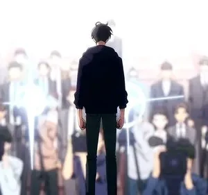 Jovem de moletom, visto de costas, encara uma multidão atenta com câmeras e flashes. Luzes brilhantes emanam da audiência. Anime.