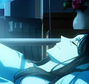 Personagem deitada em cama de hospital, iluminada por luz azul. Equipamento médico brilha à esquerda, flores em vaso à direita. Atmosfera sombria.