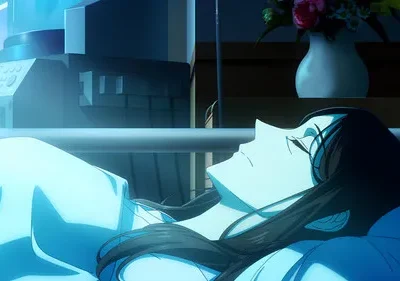 Personagem deitada em cama de hospital, iluminada por luz azul. Equipamento médico brilha à esquerda, flores em vaso à direita. Atmosfera sombria.