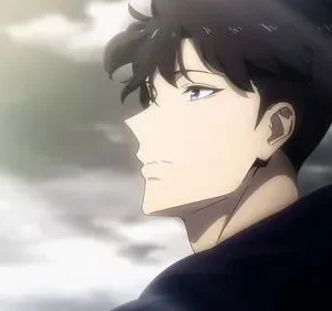 Jovem de anime de perfil, com cabelo escuro e olhos azuis, olha pensativo. Fundo de céu nublado com brilho intenso.