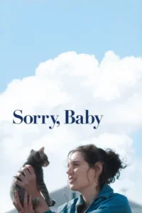 Mulher jovem sorri para um gatinho tabby que ela segura, contra um céu azul vibrante com nuvens brancas. Cena natural e gentil.
