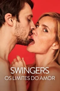 Swingers: Os Limites do Amor 2 Close-up sensual de homem barbado beijando mulher loira, que olha para frente com boca aberta. Fundo vermelho vibrante.