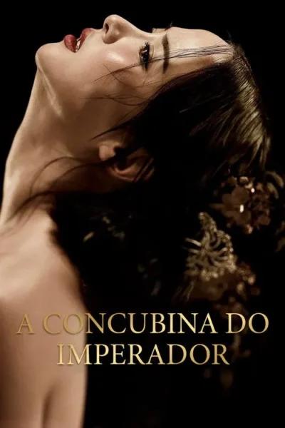 Mulher de pele clara com lábios vermelhos e adornos dourados no cabelo escuro. Cabeça inclinada para trás, olhos para cima, fundo preto. Clima dramático.