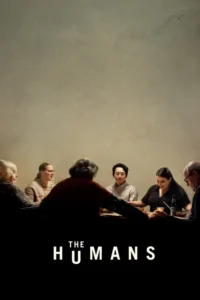 Seis pessoas de diferentes idades sentadas em uma mesa escura. A iluminação é fraca, criando uma atmosfera sombria e íntima.