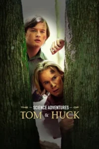 The Science Adventures of Tom and Huck 7 Dois jovens rapazes espreitam por entre árvores, com rostos sujos. Um tem cabelo escuro, outro loiro. Ambos parecem curiosos ou alarmados, criando um clima de aventura.