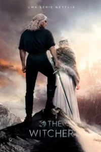 Homem de cabelo branco com espada e mulher com capa de pele em montanha. Olham para castelo distante sob céu dramático e épico.