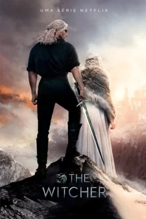 Homem de cabelo branco com espada e mulher com capa de pele em montanha. Olham para castelo distante sob céu dramático e épico.