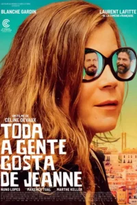 Mulher de perfil com óculos escuros refletindo dois homens sorridentes. Ao fundo, uma cidade colorida. Atmosfera leve e intrigante.