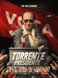 Homem de óculos escuros,terno e sorriso maroto aponta para frente num pódio com microfones. Uma bandeira VOTA vermelha ao fundo. Clima político e satírico.