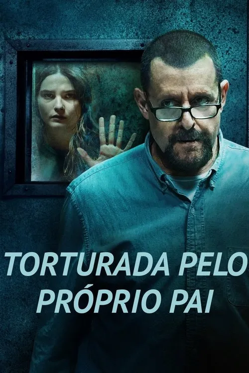 Homem sério e barbudo de óculos. Ao fundo, mulher angustiada com a mão na janela de um ambiente escuro e frio.