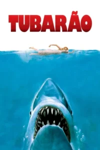 Cartaz. Tubarão gigante de boca aberta emerge da água azul escura,atacando nadadora em superfície. Tensão e perigo iminente.