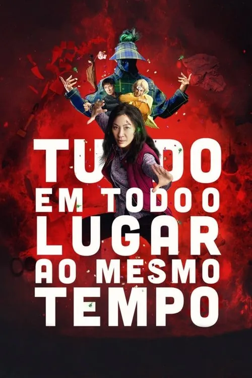 Tudo em Todo o Lugar ao Mesmo Tempo 1 Mulher asiática em pose de luta no centro. Acima dela,família e figura misteriosa em fundo vermelho explosivo com objetos voando.