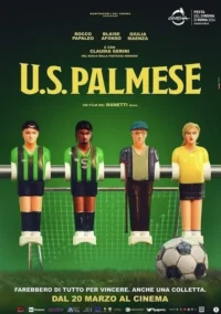Pôster: Quatro figuras de pebolim (jogadores, homem, mulher) numa barra. Fundo verde de campo de futebol com gol e uma bola. Clima descontraído e esportivo.