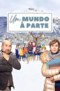 Pôster de filme:dois adultos e grupo de crianças em paisagem nevada,com lobo,veado,vila e montanhas ao fundo. Clima de inverno.