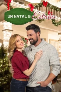Casal sorridente em pose romântica,ele de suéter cinza,ela de blusa vermelha. Cenário de casa decorada para o Natal. Clima festivo.