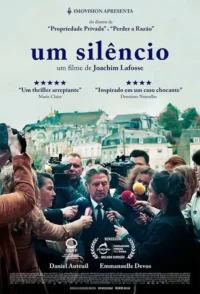 Homem de terno sério e cabelo grisalho cercado por jornalistas com microfones. Câmeras e edifícios ao fundo. Clima de entrevista tensa.
