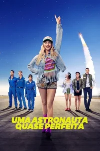 Loira de roupas estilosas e botas roxas,braço erguido. Foguete decola. Astronautas e executivos em pista de lançamento.