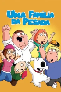 Família animada de 6,incluindo bebê e cachorro,sorrindo e gesticulando em fundo laranja brilhante. Clima alegre e caótico.