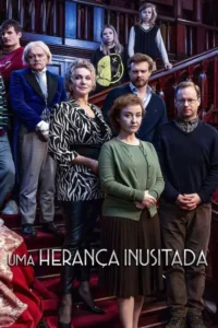 Nove pessoas de idades variadas posam numa escadaria escura de mansão,com expressões sérias. O clima sugere drama e mistério.