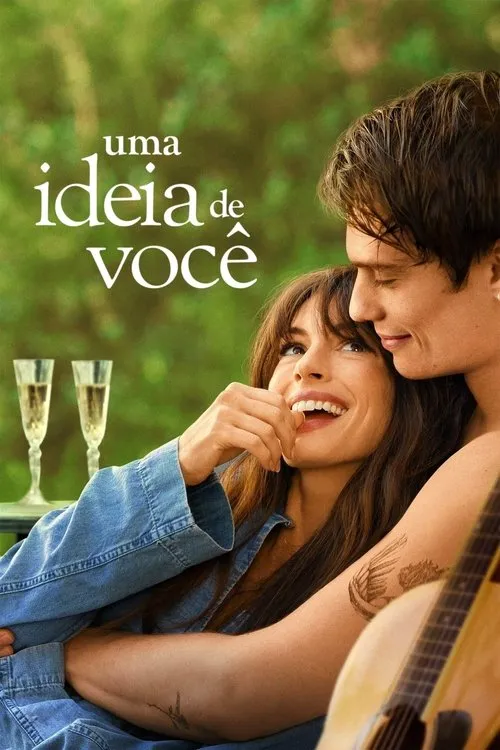 Uma Ideia de Você 1 Mulher sorridente em jeans,perto de homem shirtless com violão e tatuagens. Ele a olha. Fundo verde,taças,clima romântico.